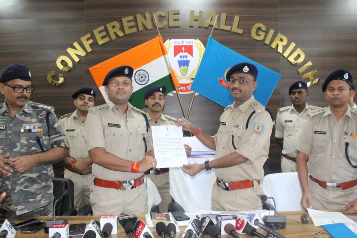 झारखंड: पांच करोड़ रुपये लूट मामले में बेहतर कार्य करने वाले पुलिस पदाधिकारी सम्मानित, एसपी ने बढ़ाया हौसला