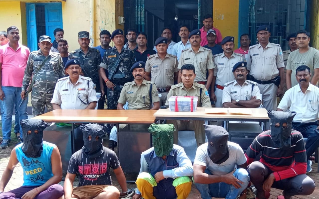 जामताड़ा में साइबर फ्रॉड का भंडाफोड़, 16 लाख नगद के साथ पांच गिरफ्तार, खुद को बताते थे बिजली विभाग के अधिकारी