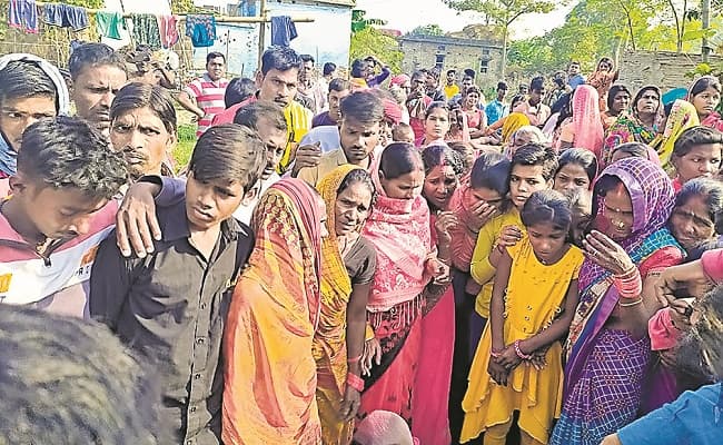 पुलिसवालों ने बेरहमी से की युवक की पिटाई, वायरल वीडियो के बाद दो कांस्टेबल पर एक्शन पुलिसवालों ने बेरहमी से की युवक की पिटाई, वायरल वीडियो के बाद दो कांस्टेबल पर एक्शन