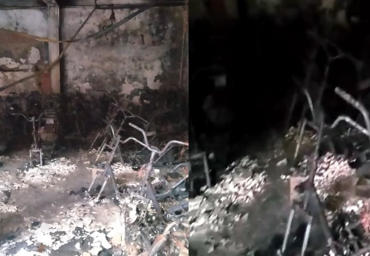 Gorakhpur News: ऑटो मोबाइल के इलेक्ट्रिक शोरूम में लगी आग, 33 स्कूटर जलकर खाक, लाखों का हुआ नुकसान