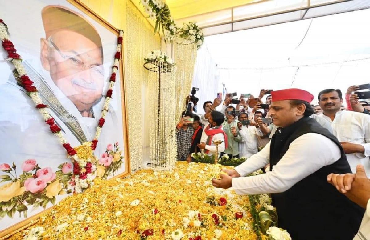 गोरखपुर में अखिलेश यादव ने हरिशंकर तिवारी और राम लखन पासवान को दी श्रद्धांजलि, भाजपा सरकार पर साधा निशाना