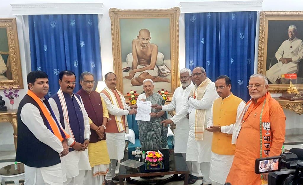 Yogi In UP: BJP ने गवर्नर आनंदीबेन पटेल को सौंपा यूपी में सरकार बनाने का प्रस्ताव, साक्षी बने सहयोगी दल