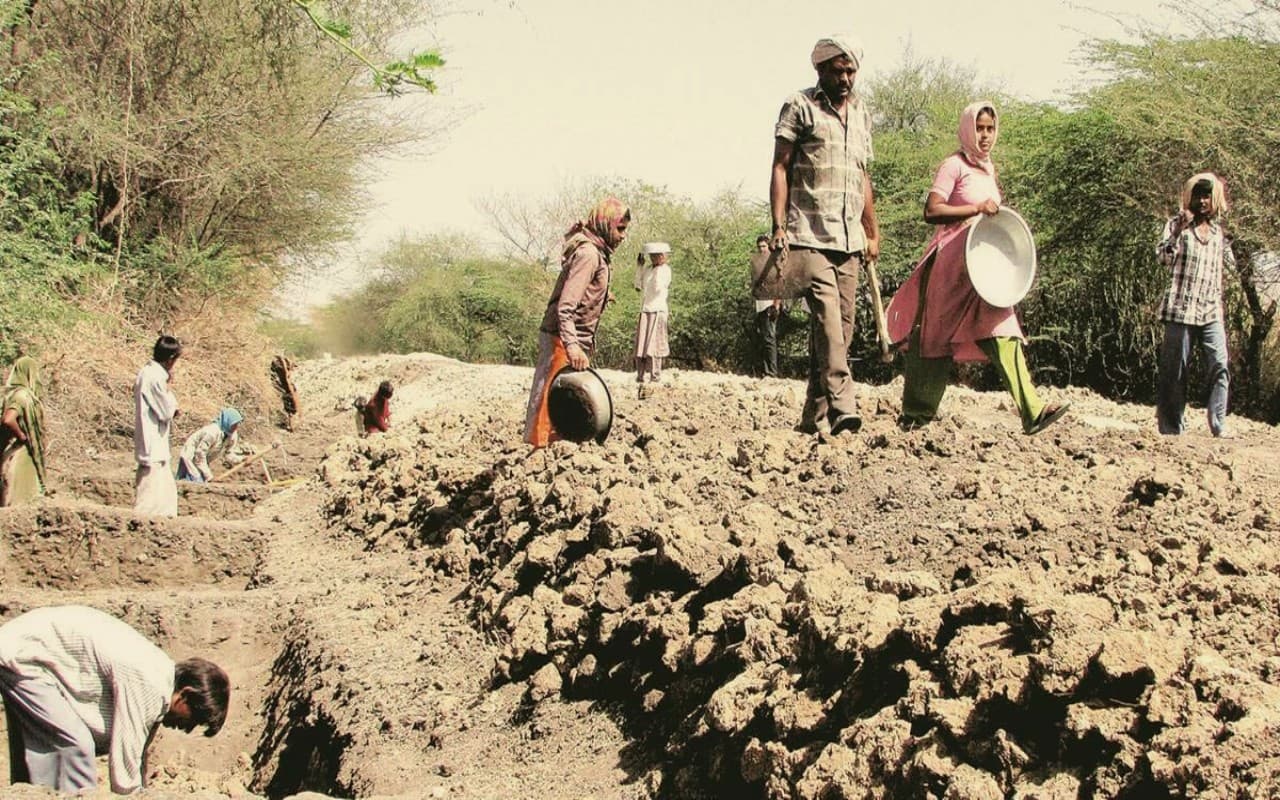 झारखंड के मजदूरों को नहीं मिल रहा काम, नेताओं के खाते में जा रहे मनरेगा के पैसे