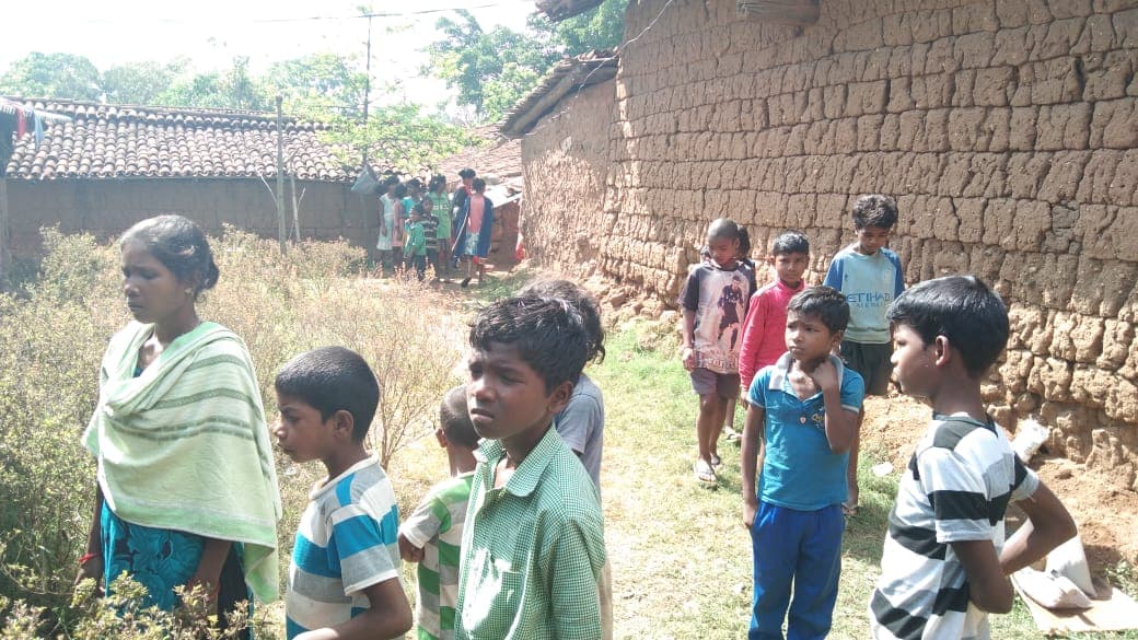 गुमला की आदिवासी बेटी ने दिखायी हिम्मत, परिवार को बचाने के लिए टांगी लेकर भिड़ गयी नक्सलियों से गुमला की आदिवासी बेटी ने दिखायी हिम्मत, परिवार को बचाने के लिए टांगी लेकर भिड़ गयी नक्सलियों से