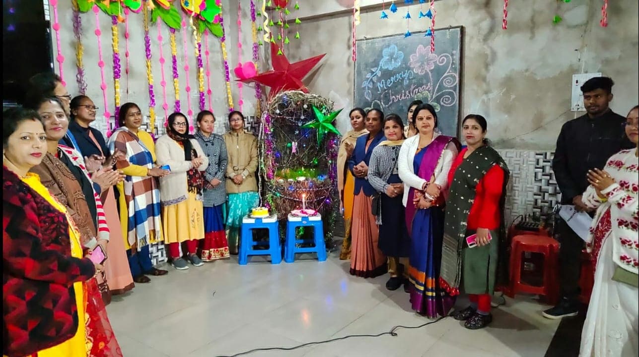 Christmas 2021: रात्रि मिस्सा जागरण पूजा को लेकर सजे चर्च, श्रद्धालुओं ने किए बाल येशु के दर्शन