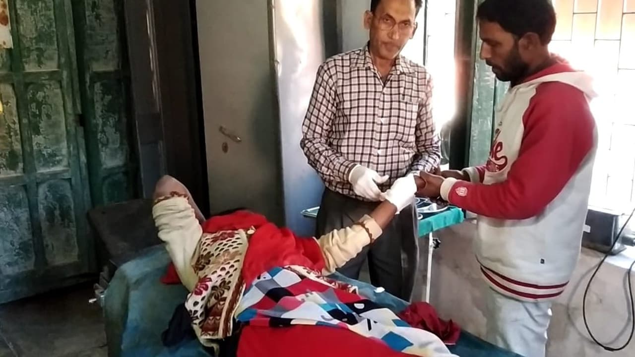 प्रेमी ने शादी से किया इंकार, तो नाराज प्रेमिका ने गुमला के चैनपुर थाने में ब्लेड से काटी अपनी कलाई प्रेमी ने शादी से किया इंकार, तो नाराज प्रेमिका ने गुमला के चैनपुर थाने में ब्लेड से काटी अपनी कलाई