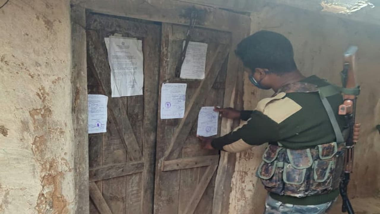 Jharkhand news: 15 लाख के इनामी नक्सली रवींद्र गंझू के घर पहुंची गुमला पुलिस, बंद घर में चिपकाया नोटिस