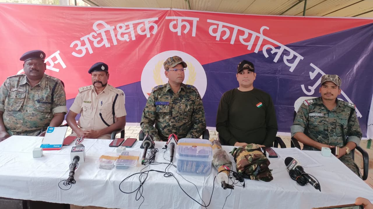 JJMP का पूर्व नक्सली अशोक लकड़ा को गुमला पुलिस ने किया गिरफ्तार, AK-56 समेत कई असलहे बरामद JJMP का पूर्व नक्सली अशोक लकड़ा को गुमला पुलिस ने किया गिरफ्तार, AK-56 समेत कई असलहे बरामद