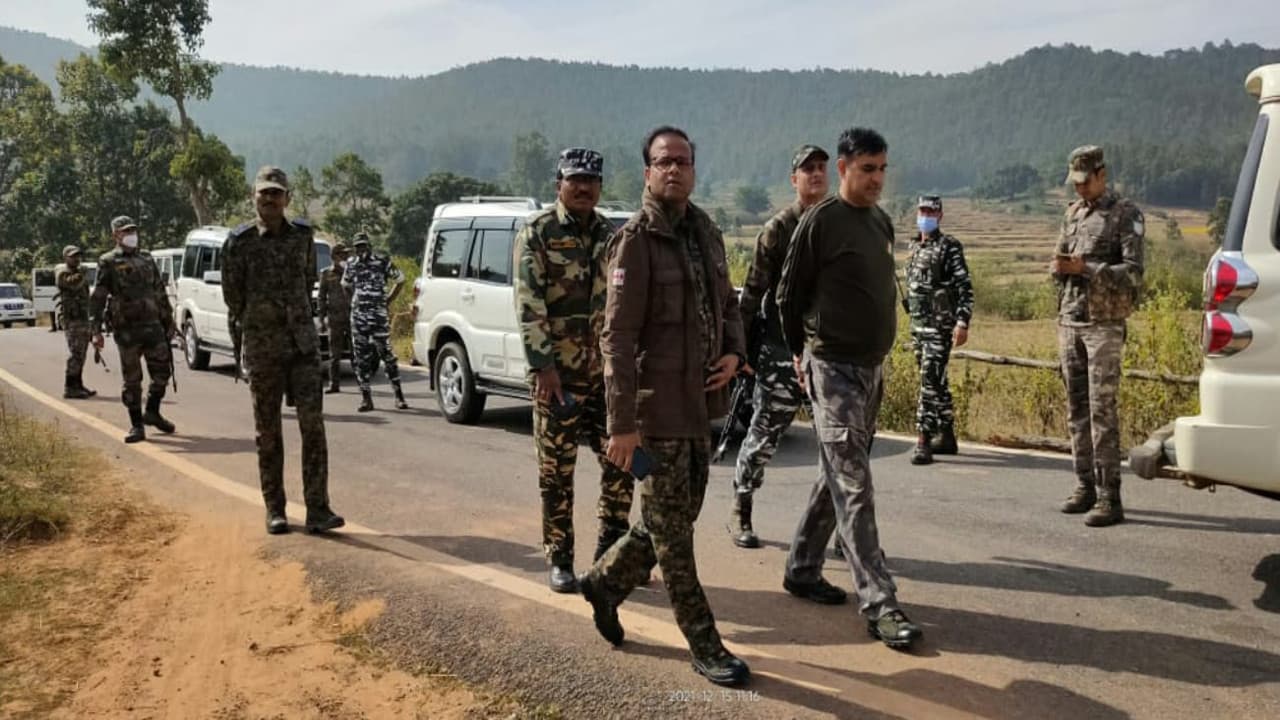 एक्शन में गुमला पुलिस, इनामी नक्सली रवींद्र गंझू समेत अन्य की तलाश जारी,जंगल में घुसे SP,घंटों चला सर्च ऑपरेशन एक्शन में गुमला पुलिस, इनामी नक्सली रवींद्र गंझू समेत अन्य की तलाश जारी,जंगल में घुसे SP,घंटों चला सर्च ऑपरेशन