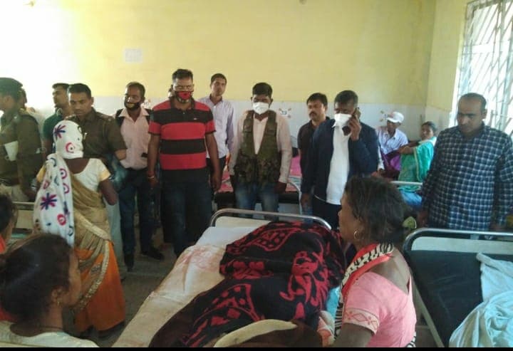 Jharkhand Naxal Breaking News : सीआरपीएफ जवान के बाद अब नक्सलियों के IED बम ब्लास्ट का निशाना बना चरवाहा, घायल युवक से अस्पताल में मिले गुमला एसपी, नक्सलियों के खात्मे के लिए की ये अपील