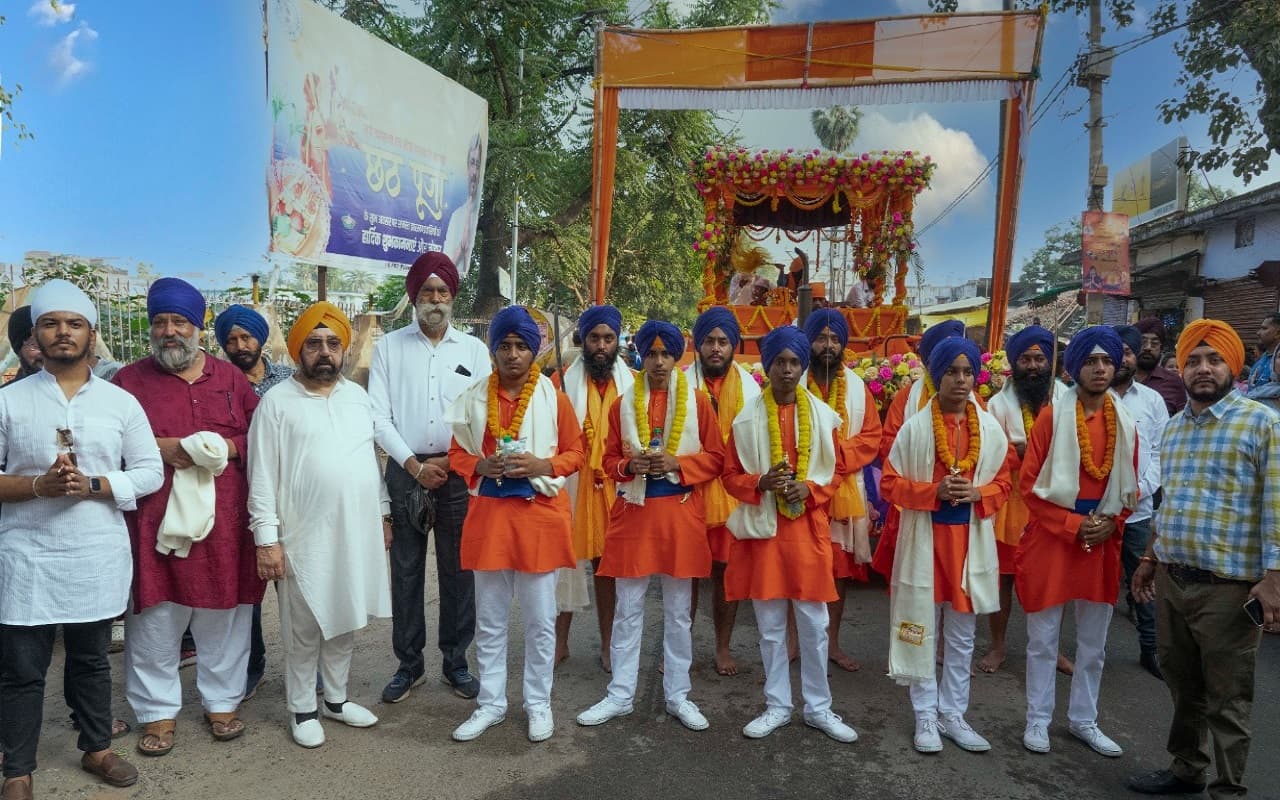 Guru Nanak Jayanti 2022 : गुरु नानक जयंती की पूर्व संध्या पर पलामू में निकली शोभायात्रा, देखिए तस्वीरें