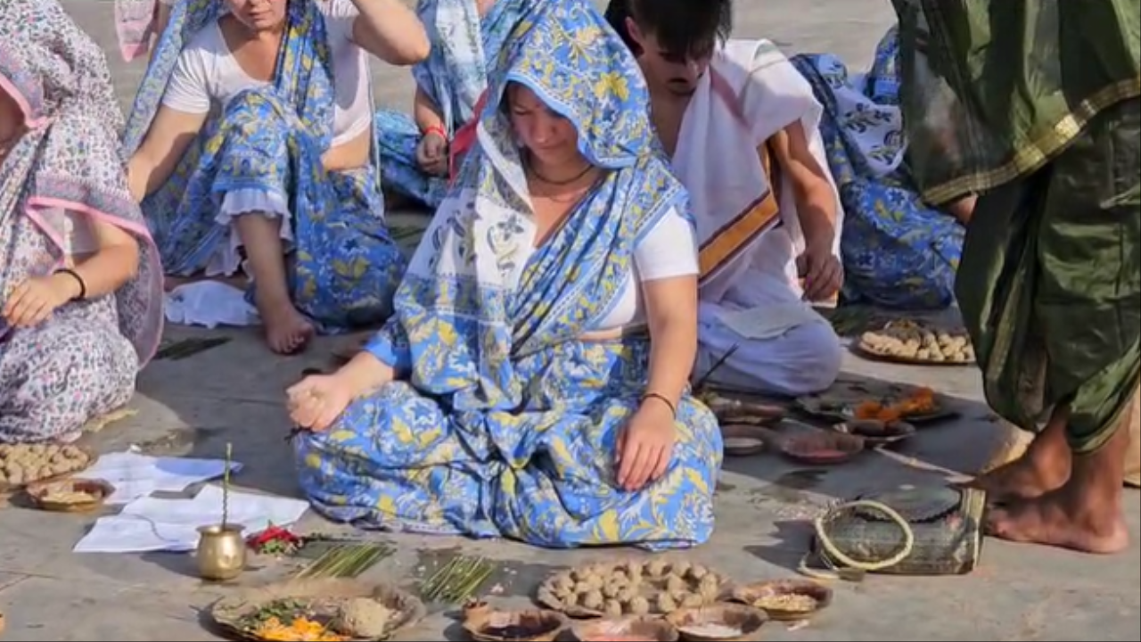 Pitru Paksha: जर्मनी से आये विदेशी मेहमानों ने पितरों के मोक्ष की कामना की,देवघाट पर पिंडदान की देखें तस्वीरें
