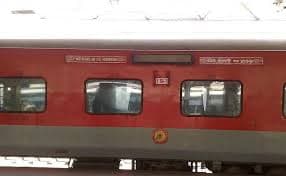 Indian Railways: ट्रेन में सफर के दौरान अब यात्री नहीं होंगे बोर, रेलवे कोच में लगायेगा LED TV