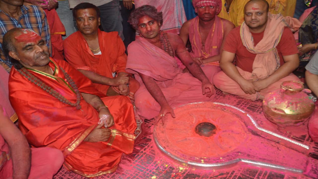 Holi 2022 : बाबा मंदिर में फगडोल पर बैठ हरि पहुंचे हर से मिलने, जमकर उड़े गुलाल, देखें Pics