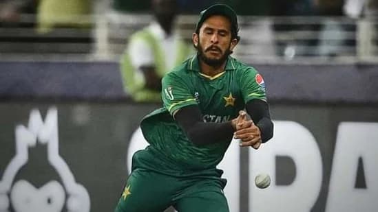 T20 WC: हसन अली ने हार के बाद तोड़ी चुप्पी, सेमीफाइनल में कैच छूटने पर मचा था बवाल T20 WC: हसन अली ने हार के बाद तोड़ी चुप्पी, सेमीफाइनल में कैच छूटने पर मचा था बवाल