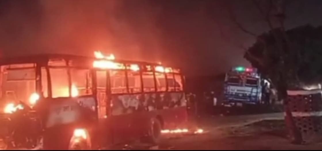 Hathras News: दिल्ली से एटा जा रही रोडवेज बस बनी आग का गोला, यात्रियों ने खिड़कियों से कूदकर बचाई जान