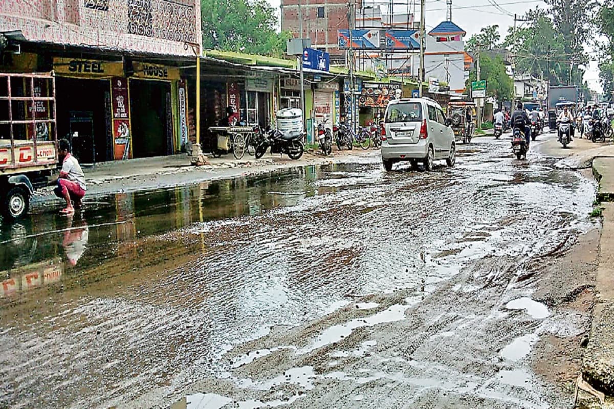हजारीबाग के पगमिल क्षेत्र की मुख्य सड़क की स्थिति बदहाल, कई जगहों पर बन चुके हैं गढ्ढे