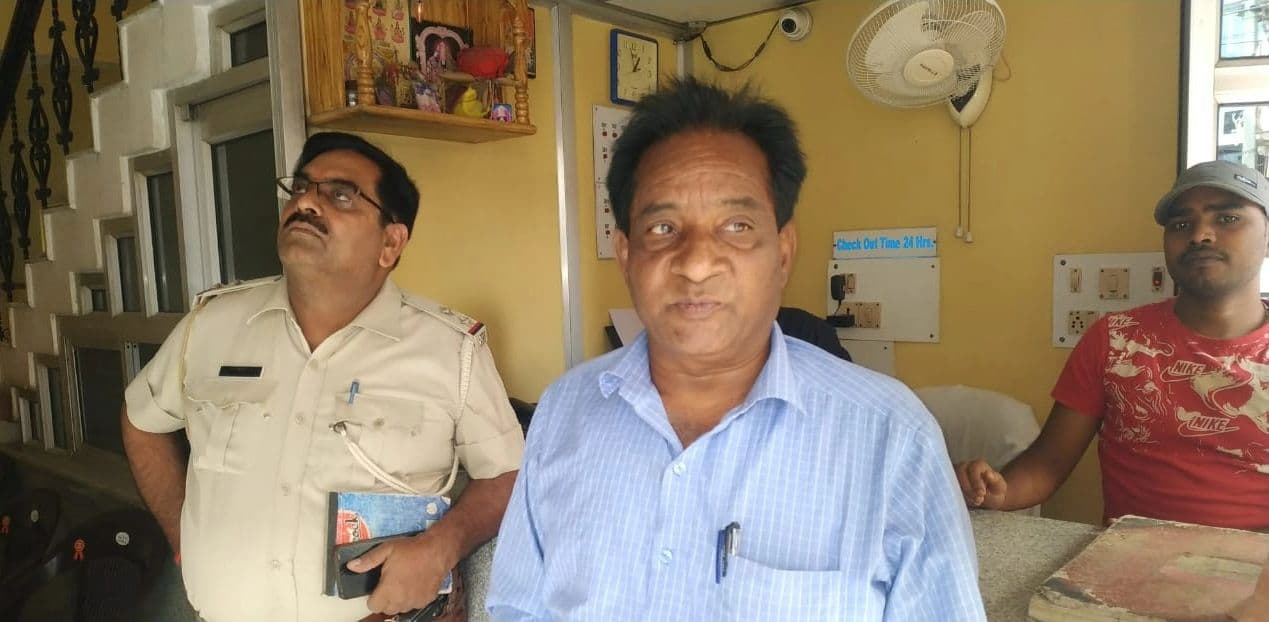 Jharkhand News : अपराधियों का दुस्साहस,
झारखंड में दिनदहाड़े रिटायर्ड पोस्टमास्टर से 5 लाख की छिनतई Jharkhand News : अपराधियों का दुस्साहस,
झारखंड में दिनदहाड़े रिटायर्ड पोस्टमास्टर से 5 लाख की छिनतई