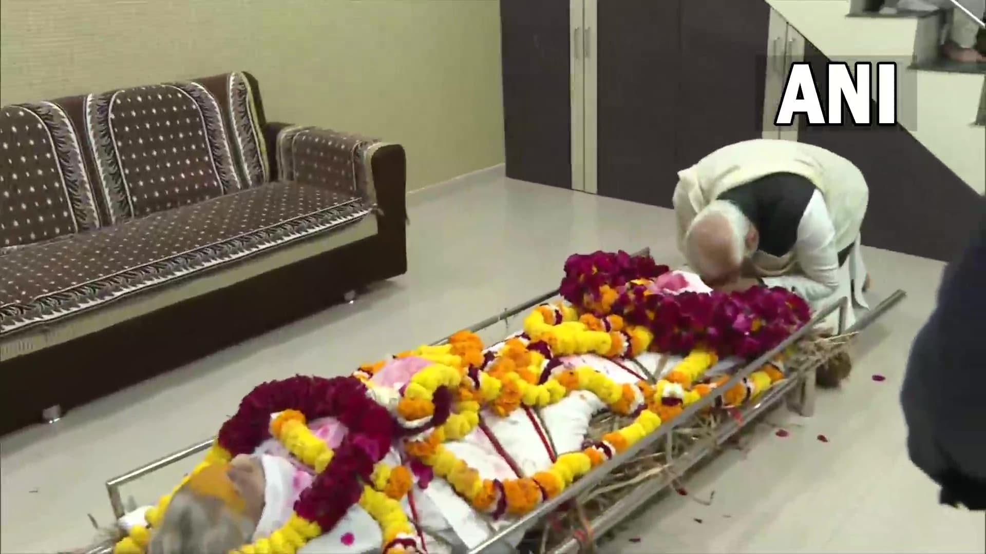 नम आंखों से पीएम मोदी ने दी मुखाग्नि, पंचतत्व में विलीन हुईं मां हीराबेन, निहारते रहे प्रधानमंत्री