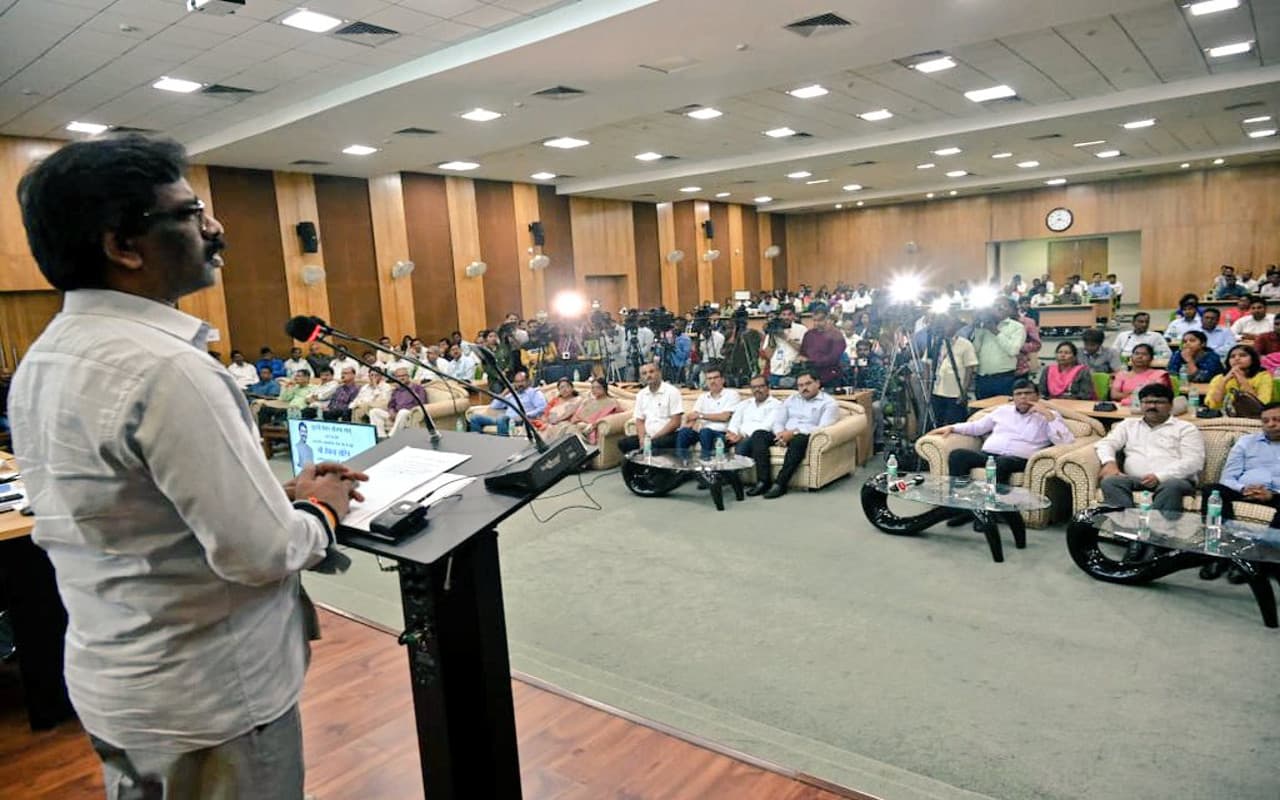 अधिकारी समझे अपनी जिम्मेवारी, फाइलों को विभाग में चक्कर न काटने दें – CM हेमंत सोरेन