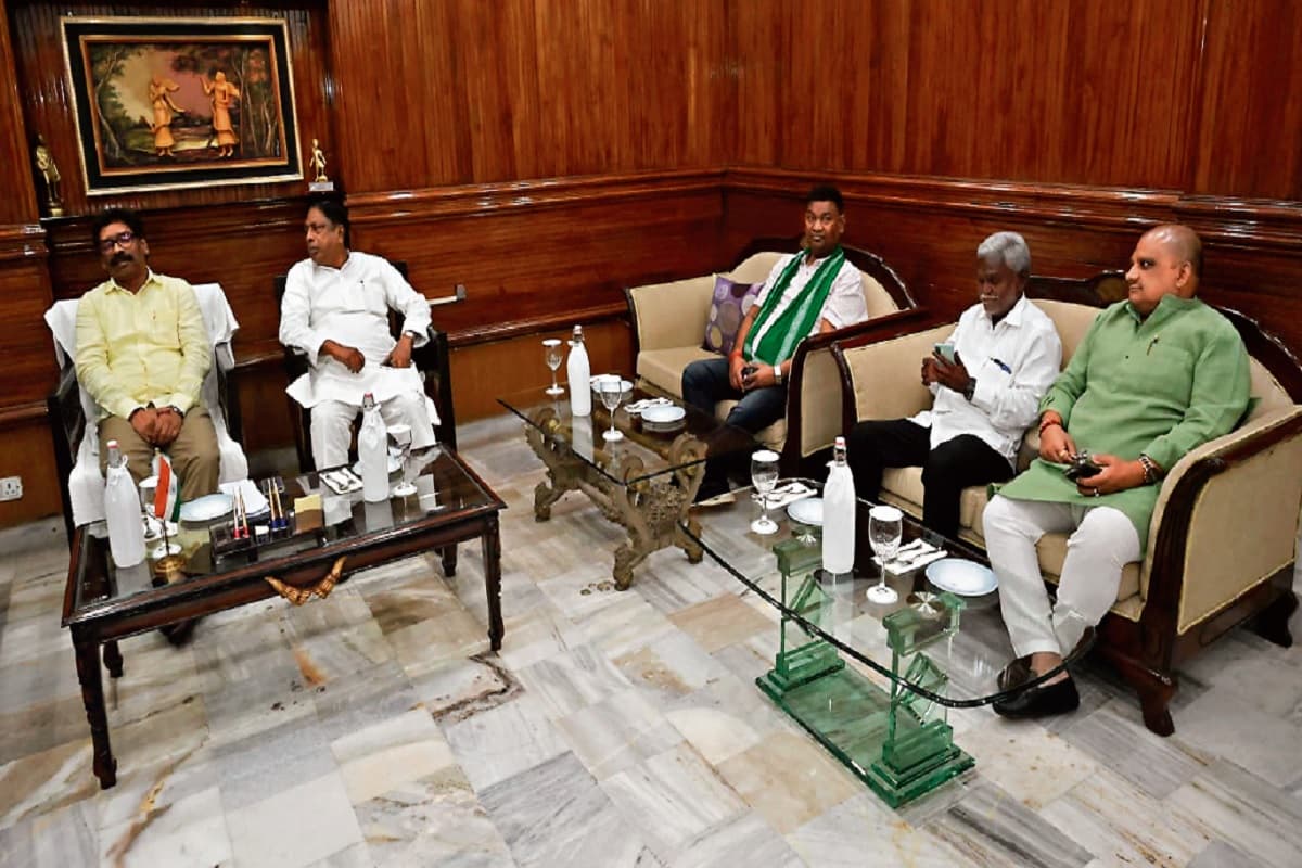 1932 के मुद्दे पर UPA के सभी विधायक एकजुट, नाराज चल रहे विधायकों को सीएम हेमंत सोरेन ने दिया ये आश्वासन 1932 के मुद्दे पर UPA के सभी विधायक एकजुट, नाराज चल रहे विधायकों को सीएम हेमंत सोरेन ने दिया ये आश्वासन