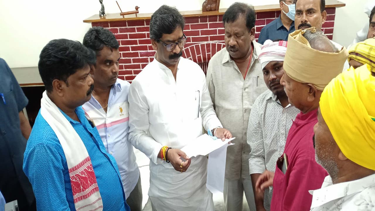 CM हेमंत सोरेन ने ED पर साधा निशाना, बोले- कार्रवाई कम और प्रचार हो रहा ज्यादा CM हेमंत सोरेन ने ED पर साधा निशाना, बोले- कार्रवाई कम और प्रचार हो रहा ज्यादा