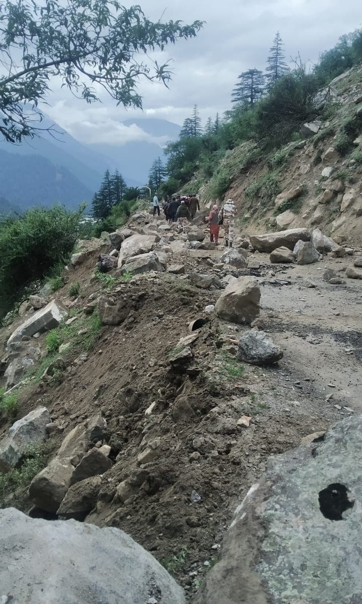 हिमाचल प्रदेश में भूस्खलन, टेंपो पर गिरी चट्टान, नौ की मौत, वीडियो वायरल