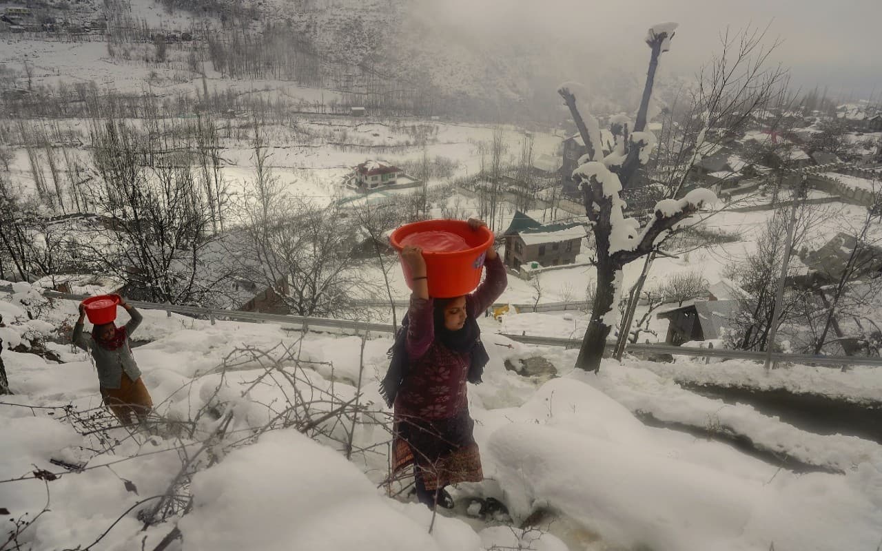 हिमाचल में भारी बर्फबारी का आनंद ले रहे पर्यटक, देखें तस्वीरें