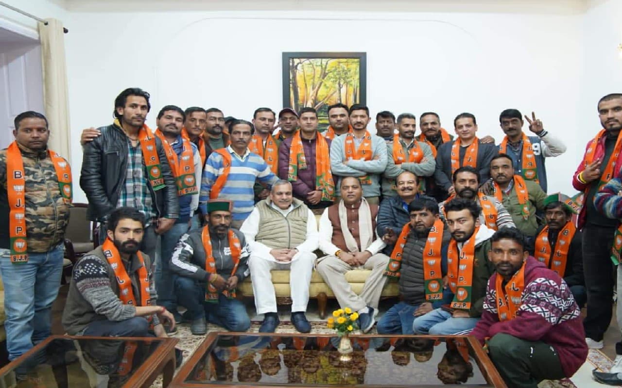 Himachal Pradesh Elections: कांग्रेस को फिर लगा झटका, चुनाव से 4 दिन पहले 26 नेता ने थामा BJP का दामन Himachal Pradesh Elections: कांग्रेस को फिर लगा झटका, चुनाव से 4 दिन पहले 26 नेता ने थामा BJP का दामन