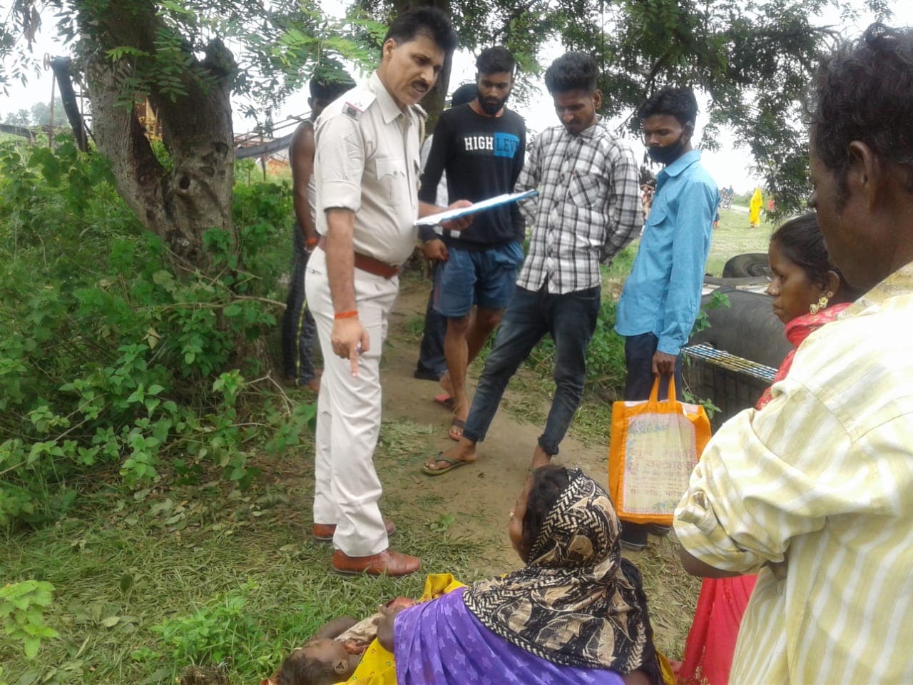Jharkhand Road Accident News : झारखंड में शादी की खुशियां मातम में बदलीं, बाराती गाड़ी पलटने से हजारीबाग में मां-बेटे की मौत, दूल्हा सुरक्षित