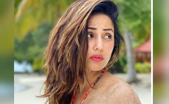 VIDEO : रेड बिकिनी में कहर बरपाती नजर आईं हिना खान, ‘तूफानी सीनियर’ का ऐसा हॉट अवतार आपने नहीं देखा होगा