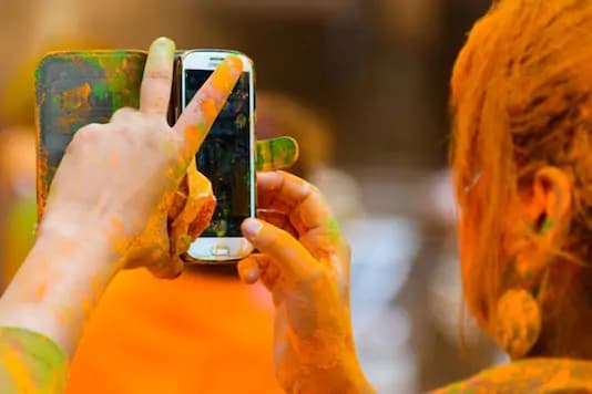 Holi 2021: अपने स्मार्टफोन को होली में ऐसे बनायें Holi-Proof Holi 2021: अपने स्मार्टफोन को होली में ऐसे बनायें Holi-Proof