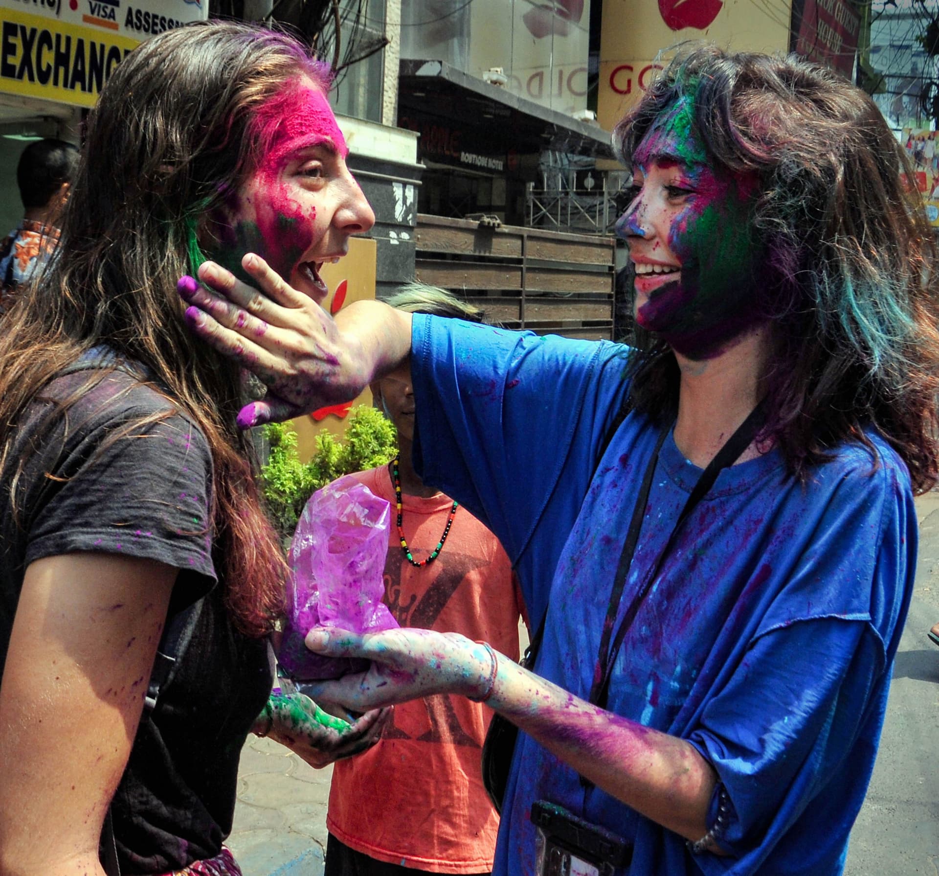 Holi 2021 LIVE : देशभर में होली की धूम, प्रधानमंत्री-राष्ट्रपति ने दी शुभकामनाएं, गाज़ीपुर बॉर्डर पर विरोध प्रदर्शन कर रहे किसान मना रहे हैं होली