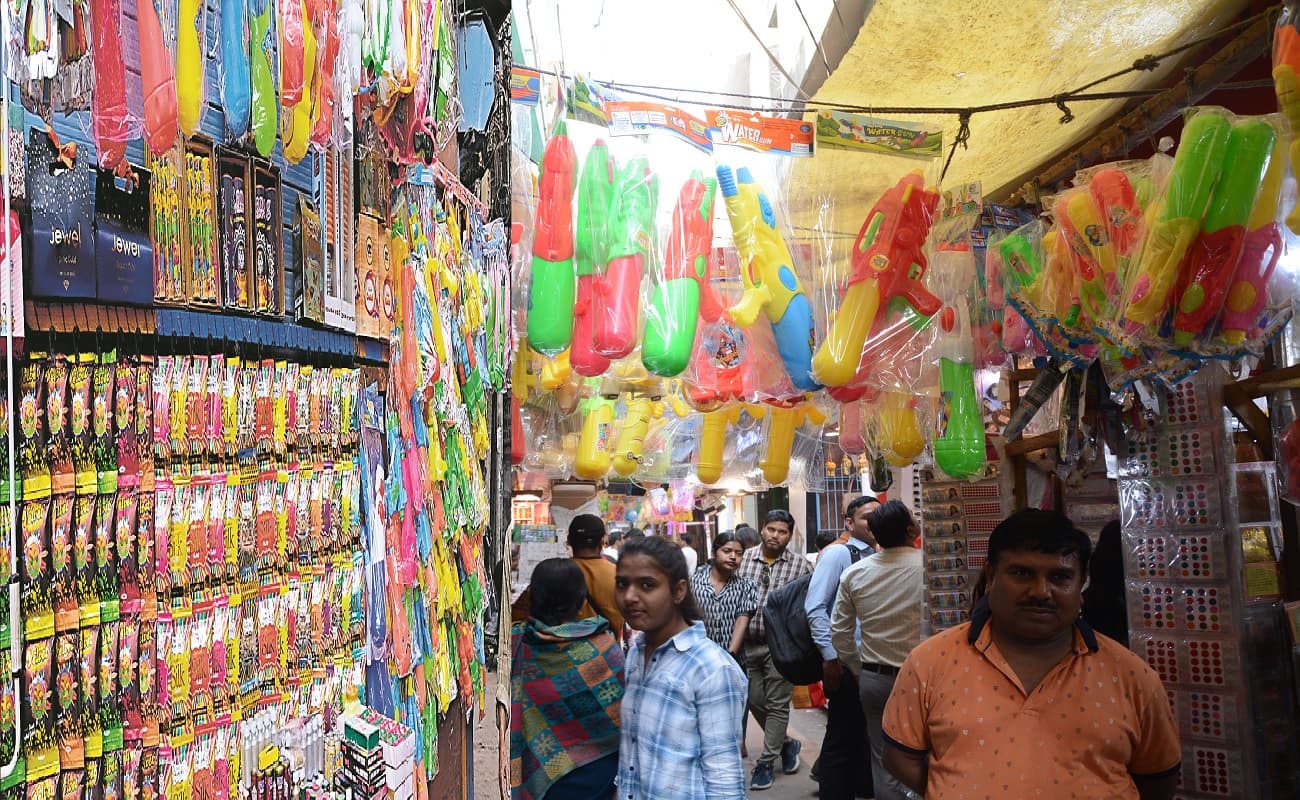 पटना की फिजा में घुली फागुन की रंगत,’मेड इन इंडिया’ पिचकारी से भरा बाजार, हर्बल रंग और गुलाल की बढ़ी डिमांड