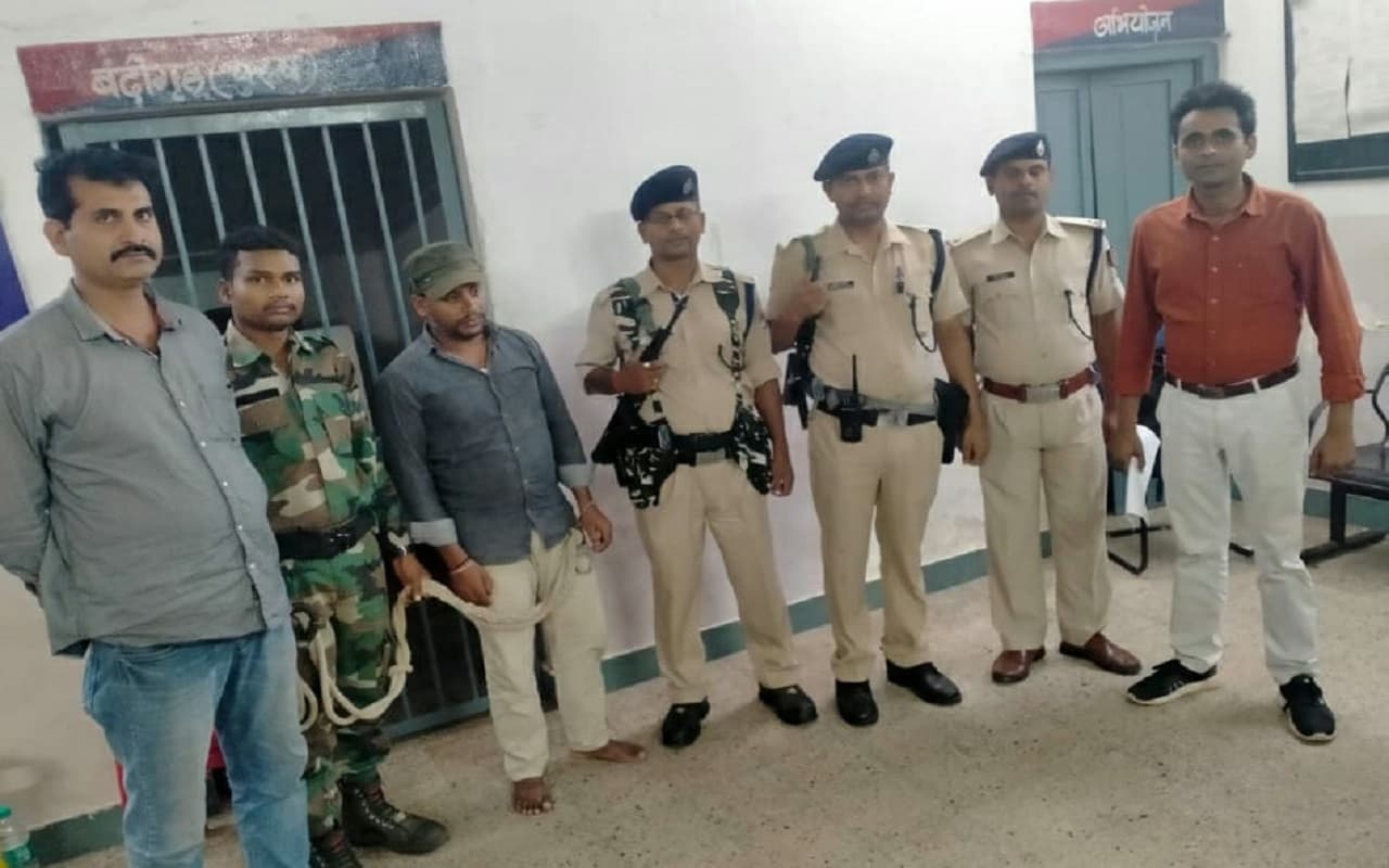 Jharkhand News: मानव तस्करी के खिलाफ एक्शन, दिल्ली में बेची गयीं 3 लड़कियां मुक्त, 3 तस्करों को जेल Jharkhand News: मानव तस्करी के खिलाफ एक्शन, दिल्ली में बेची गयीं 3 लड़कियां मुक्त, 3 तस्करों को जेल