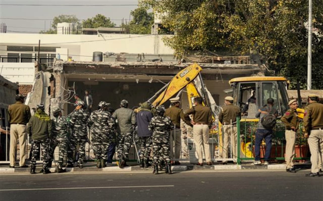 Delhi PWD: दिल्ली में कड़ी सुरक्षा के बीच फुटपाथ पर बने धार्मिक ढांचे तोड़े गये