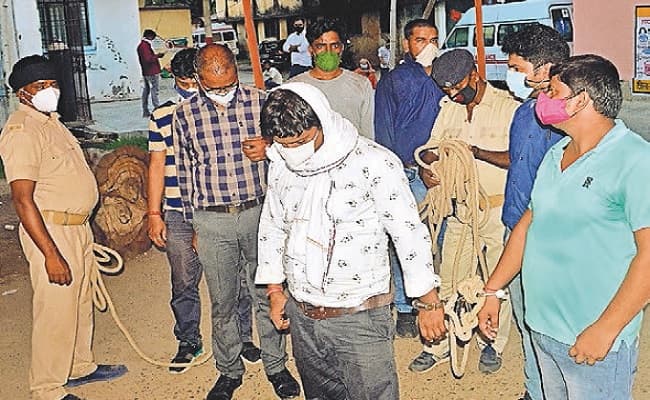 बिहार में परिवहन कार्यालय ही बना दारू पीने का अड्डा, शराब पार्टी करते DTO ऑफिस के 7 कर्मियों को पुलिस ने दबोचा