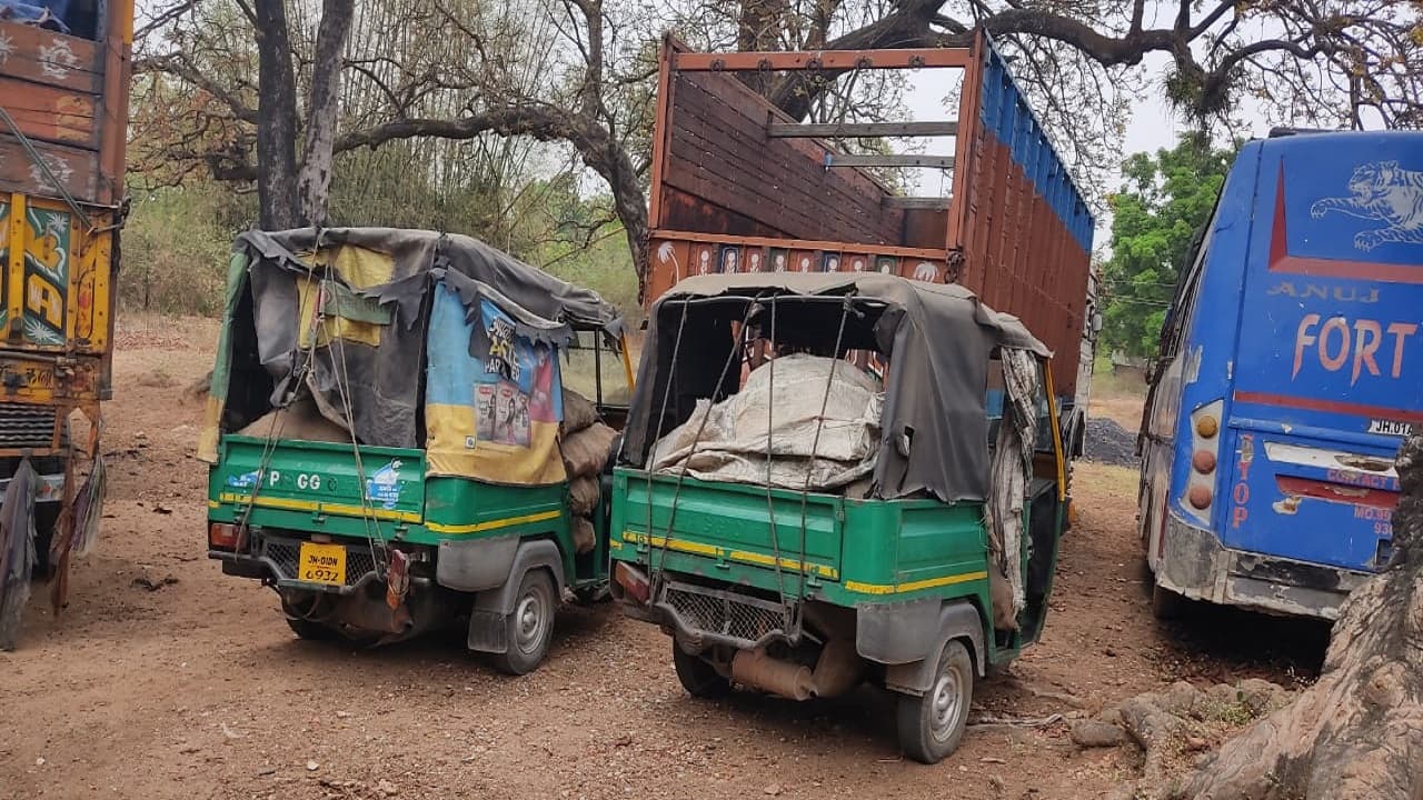 Jharkhand Crime News: अवैध कोयला तस्करी मामले में पुलिस को सफलता, पिकअप वैन व ऑटो जब्त, 14 तस्कर अरेस्ट