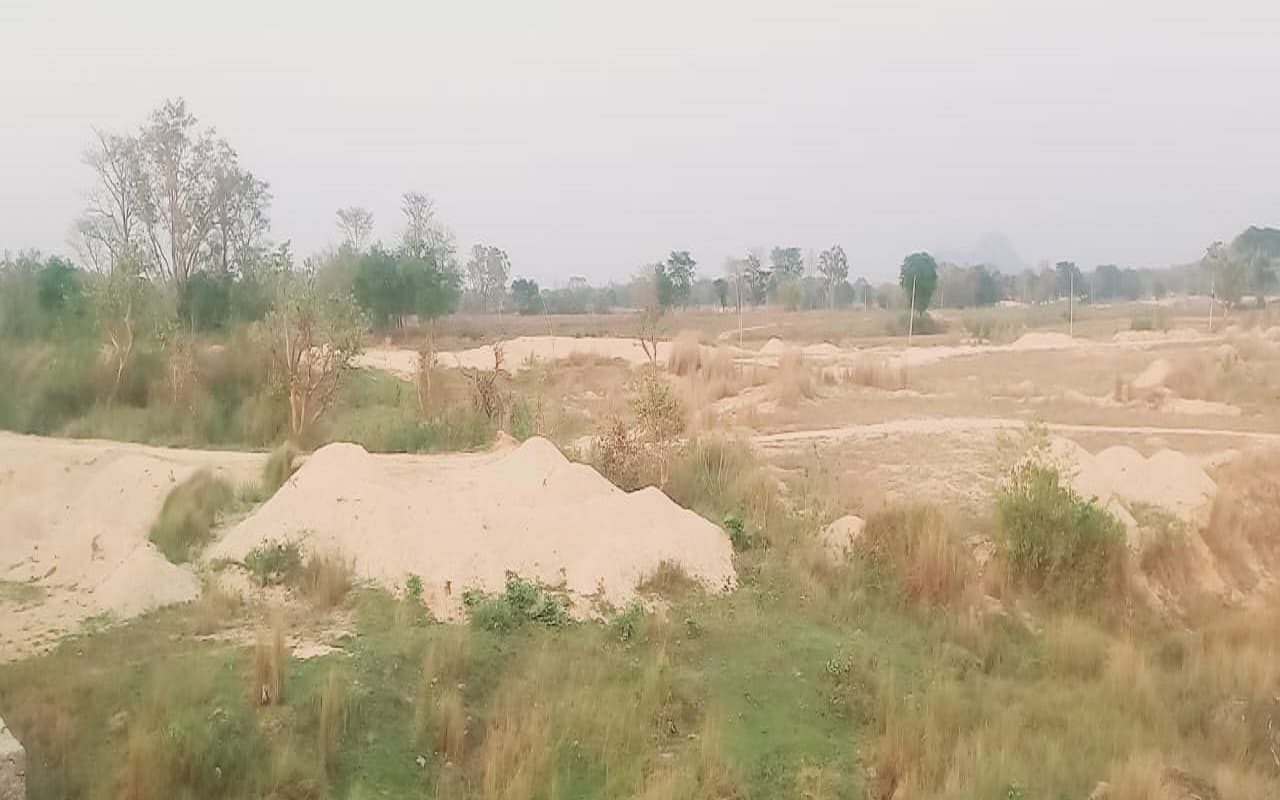 NGT के आदेश की उड़ रही धज्जियां, चतरा में नदियों से बालू का अवैध उठाव जारी