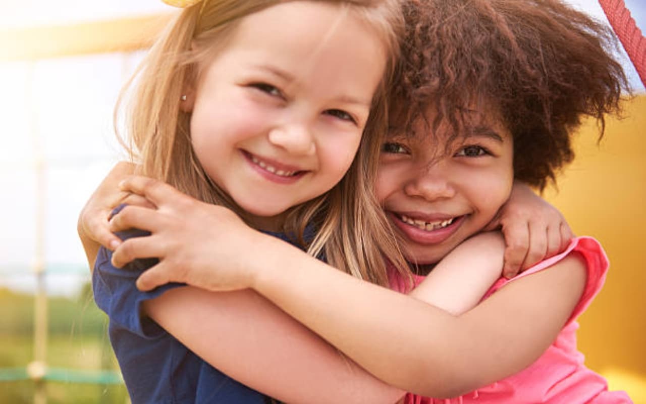 Happy Friendship Day 2023: बचपन के दोस्त होते हैं सबसे स्पेशल