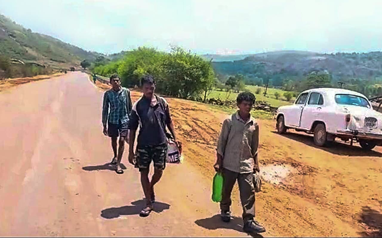 वेतन नहीं मिला तो 7 दिन में 1000 km चलकर घर पहुंचे तीन प्रवासी मजदूर, खाने के लिए भी नहीं थे पैसे