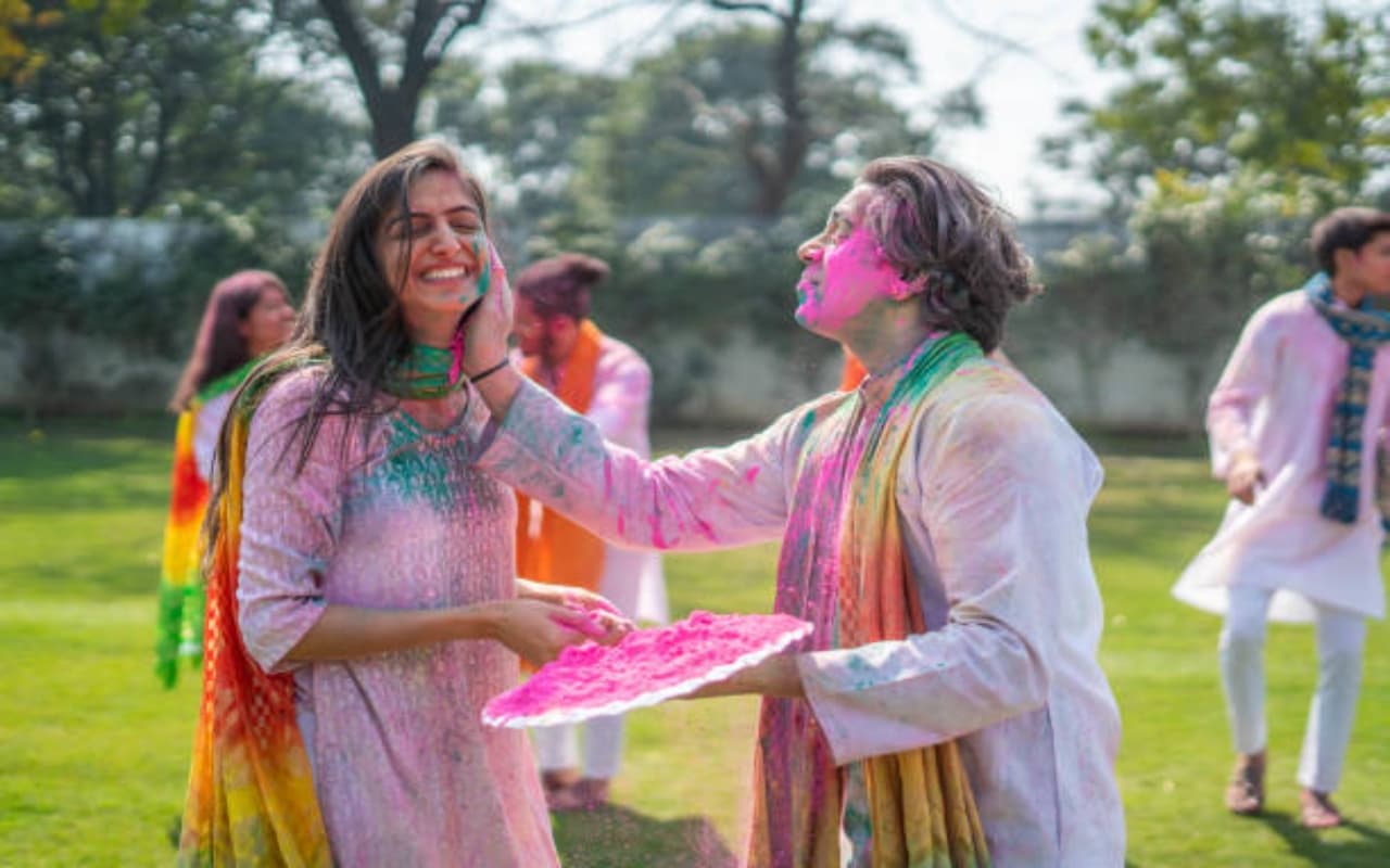 Holi 2023: शादी के बाद रोमांटिक तरीकों से मनाएं पहली होली, इन टिप्स से यादगार होगी त्योहार