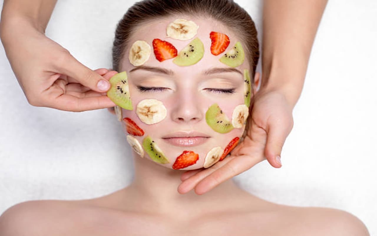 Glowing Skin: हफ्ते में 2 बार करें कीवी से चेहरे की मसाज, मिलेगा गजब का फायदा