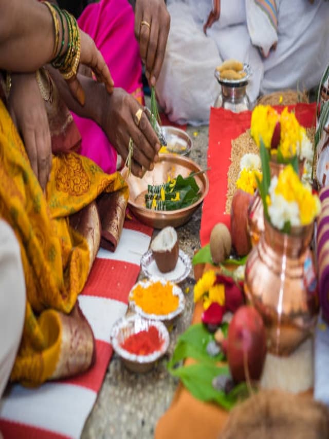 गलती से भी ना करें इन चीजों का दान, हो सकता है बड़ा नुकसान