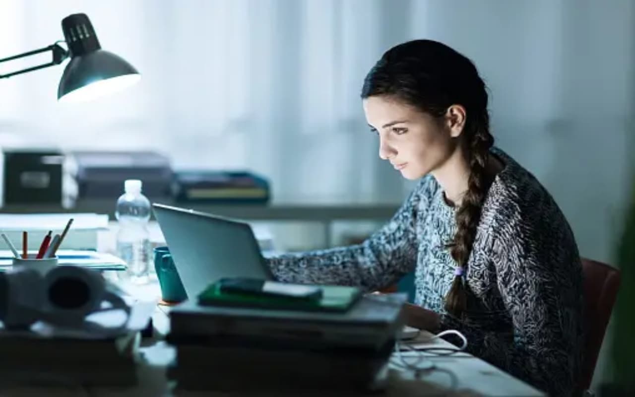 नाइटस्टडी के हैं कई फायदे, शांति और सुकून के साथ बढ़ती है एकाग्रता