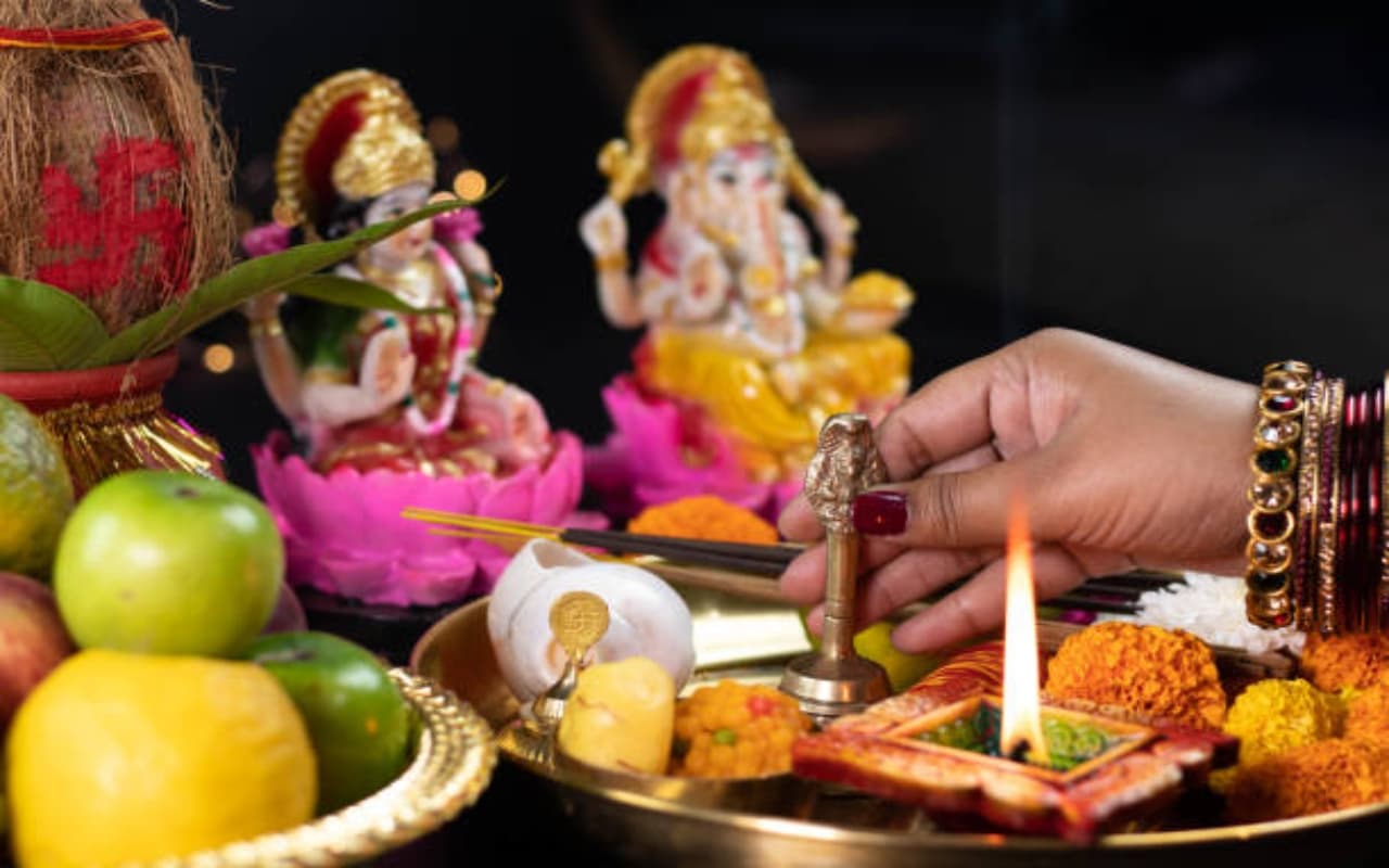धनतेरस और दीपावली पर वास्तुशास्त्री से जानिए स्वर्णिम प्रयोग,लक्ष्मी प्राप्ति के बनेंगे चमत्कारी योग