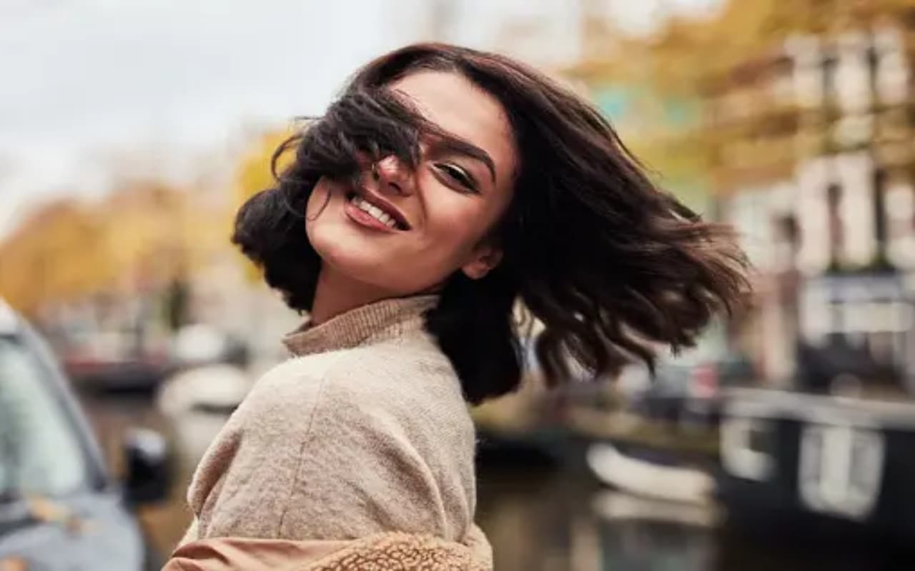 सर्दियों में बालों को रूखेपन और झड़ने से बचाएं, देखभाल के ये टिप्स डालेंगे नई जान