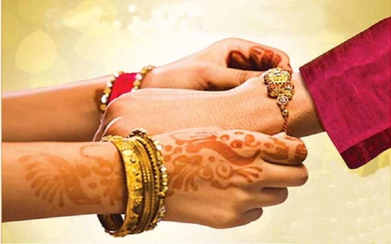 Rakhi Gift Idea: सिर्फ 200 रुपये के बजट में अपनी बहन को दें ये रक्षाबंधन गिफ्टस्, तस्वीरों में देखें