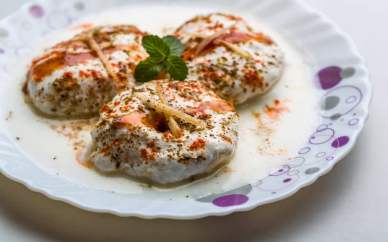 Dahi Vada Recipe: होली स्पेशल में बनाएं दही वड़ा, जानें बनाने की विधि और सामग्री, देखें Video