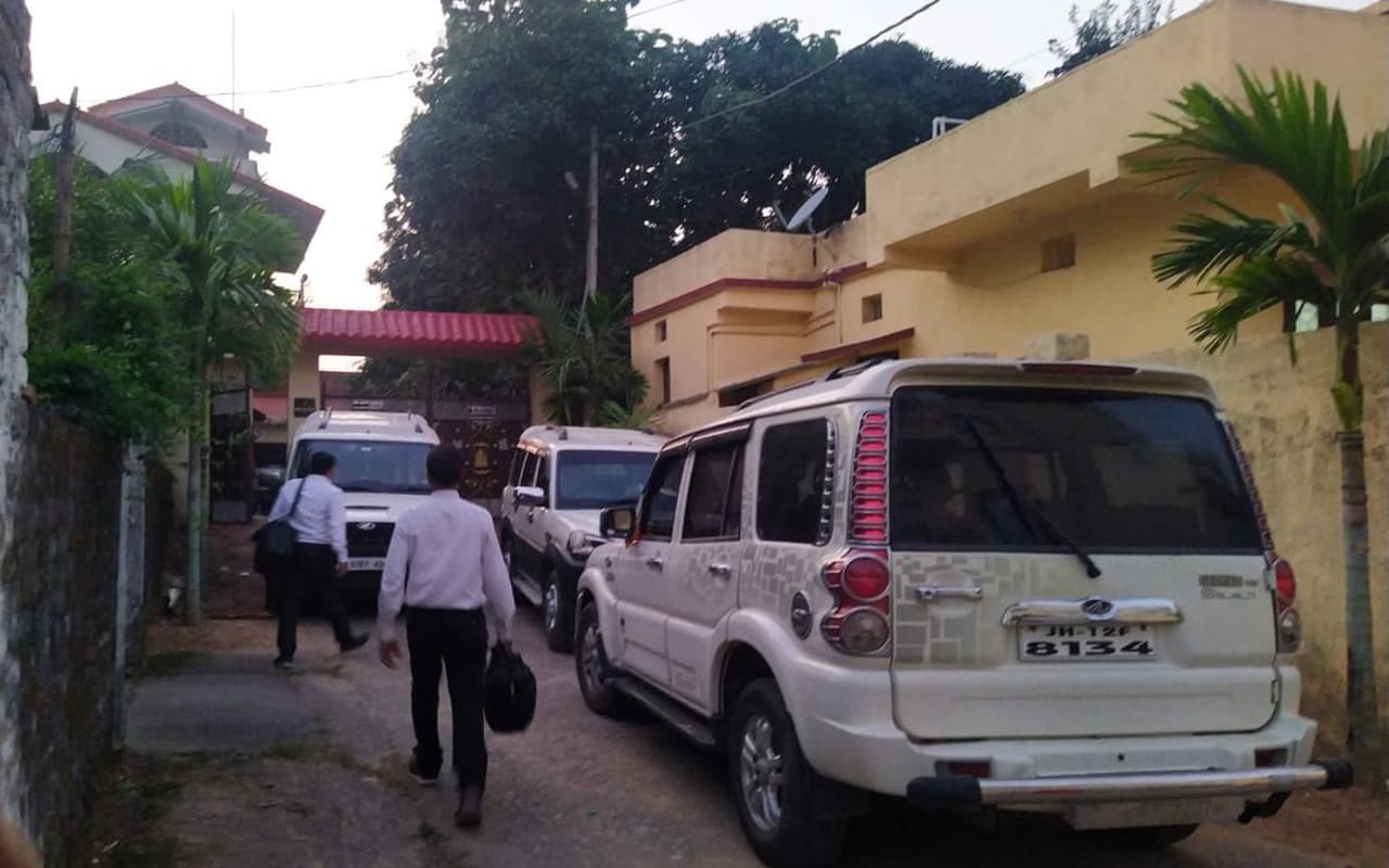 रांची में पूर्व खनन पदाधिकारी के घर IT का छापा, खंगाले कागजात, पहले भी ACB ने जब्त किए थे लाखों रुपये रांची में पूर्व खनन पदाधिकारी के घर IT का छापा, खंगाले कागजात, पहले भी ACB ने जब्त किए थे लाखों रुपये